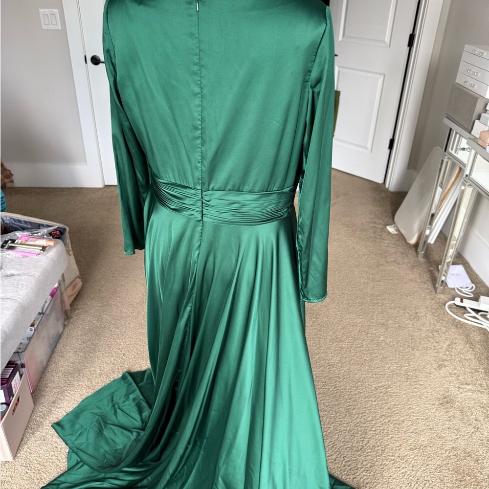 Elegant Green Long Sleeve Evening Gown - Picture 10 of 17